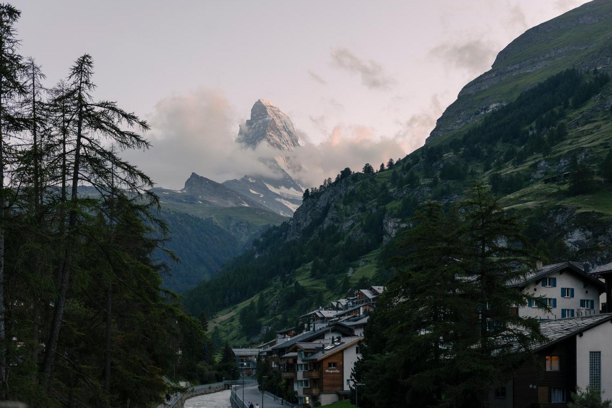 Schloss Zermatt - Cbd & Adaptogenic Spa And Sport Hotel Bagian luar foto