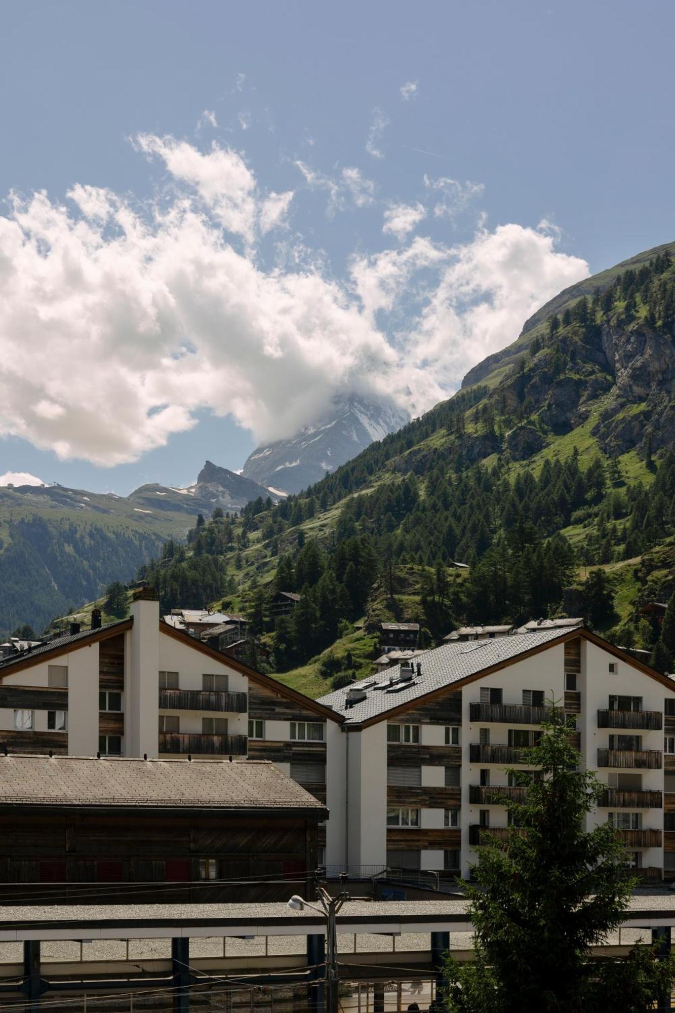 Schloss Zermatt - Cbd & Adaptogenic Spa And Sport Hotel Bagian luar foto