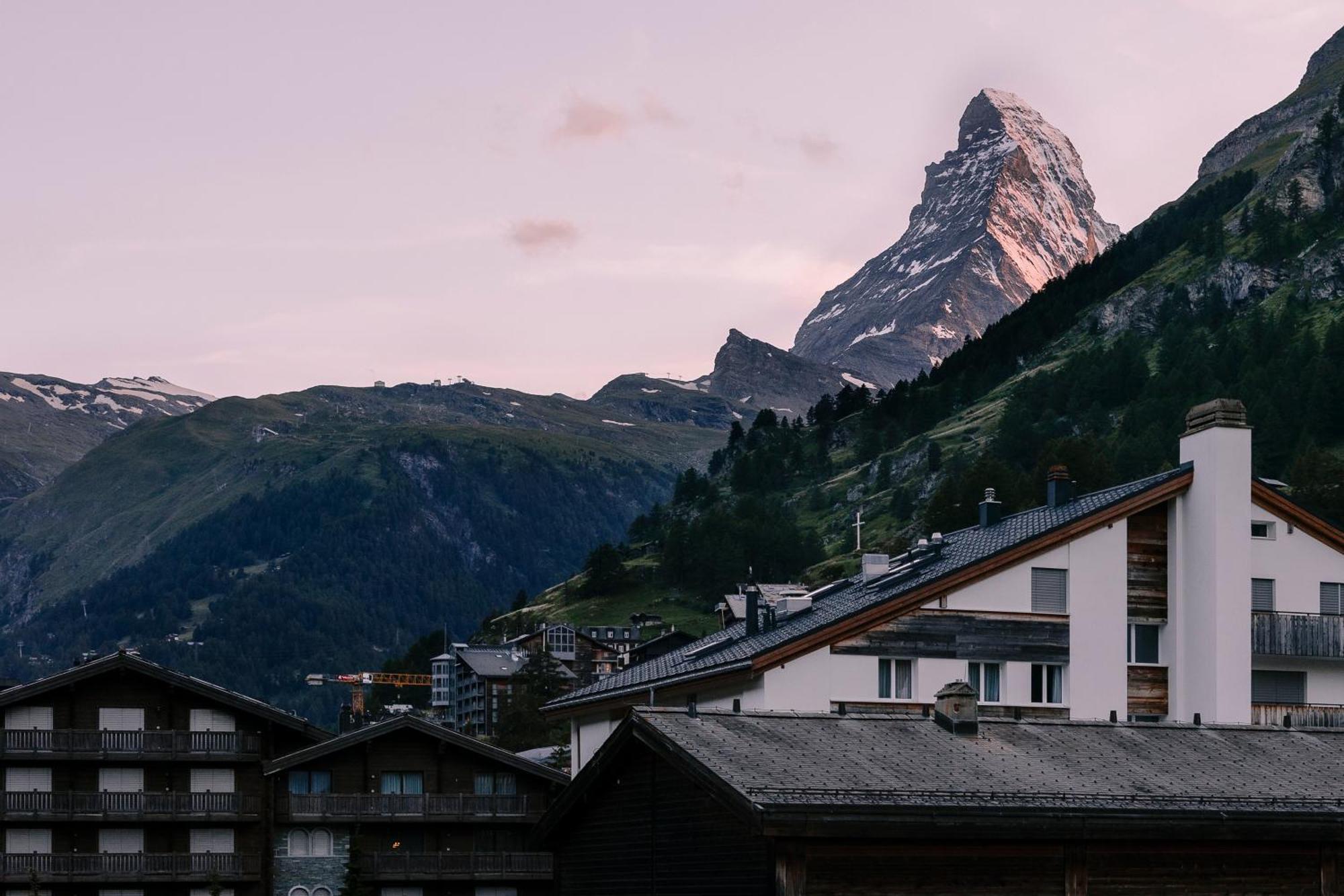 Schloss Zermatt - Cbd & Adaptogenic Spa And Sport Hotel Bagian luar foto